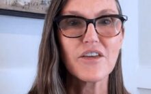 Cathie Wood称比特币"毫无疑问"优于黄金