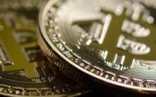 比特币面临关键十字路口：收复区间高点还是跌至周内新低？