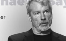 Saylor暗示将大举买入比特币：'需要更大的橙色袋子'，BTC稳守6.7万美元