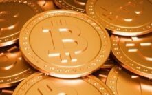 比特币强势反弹突破7.1万美元，加密货币相关股票集体上涨