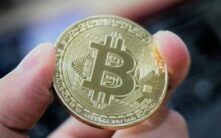 特朗普提名支持比特币的凯文·沃什担任美联储主席，比特币应声突破7万美元