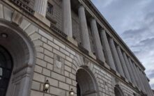 美国国税局提议允许Coinbase等加密货币交易所强制电子交付税务表格